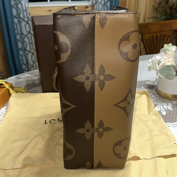 Louis Vuitton Brown Tote Bag with Iconic Monogram Design and Structured Shape - Picture 4 of 8